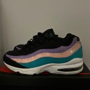 Nike Air Max 95 (can also fit a 9 in women)